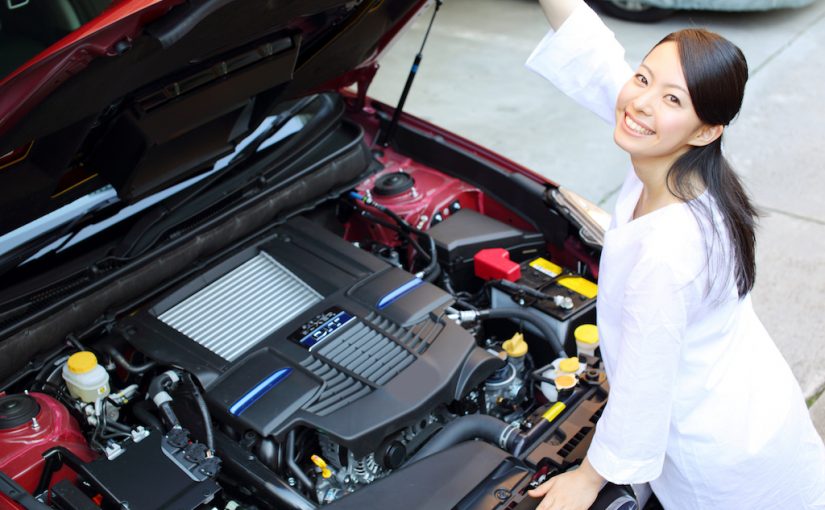 車の点検をする女性