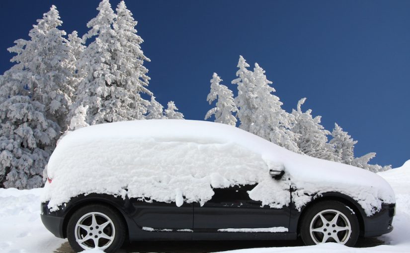 雪で覆われた車